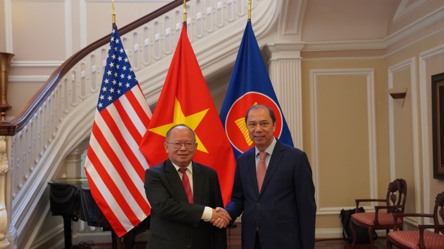 Đại sứ Lào thăm, chúc mừng Đại sứ quán Việt Nam tại Washington nhân dịp Quốc khánh 2/9